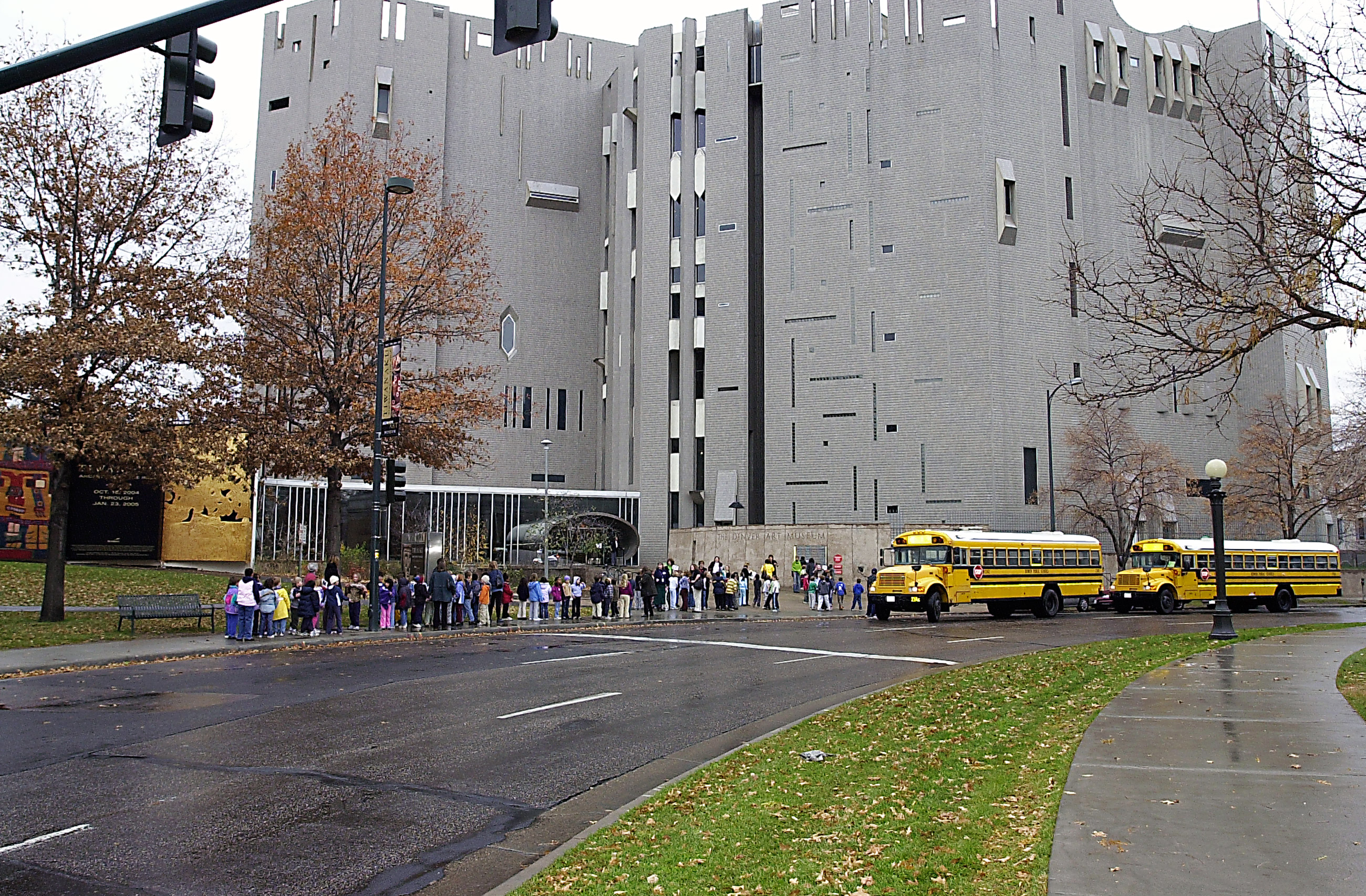 Kids and buses arriving at the museum for a field trip