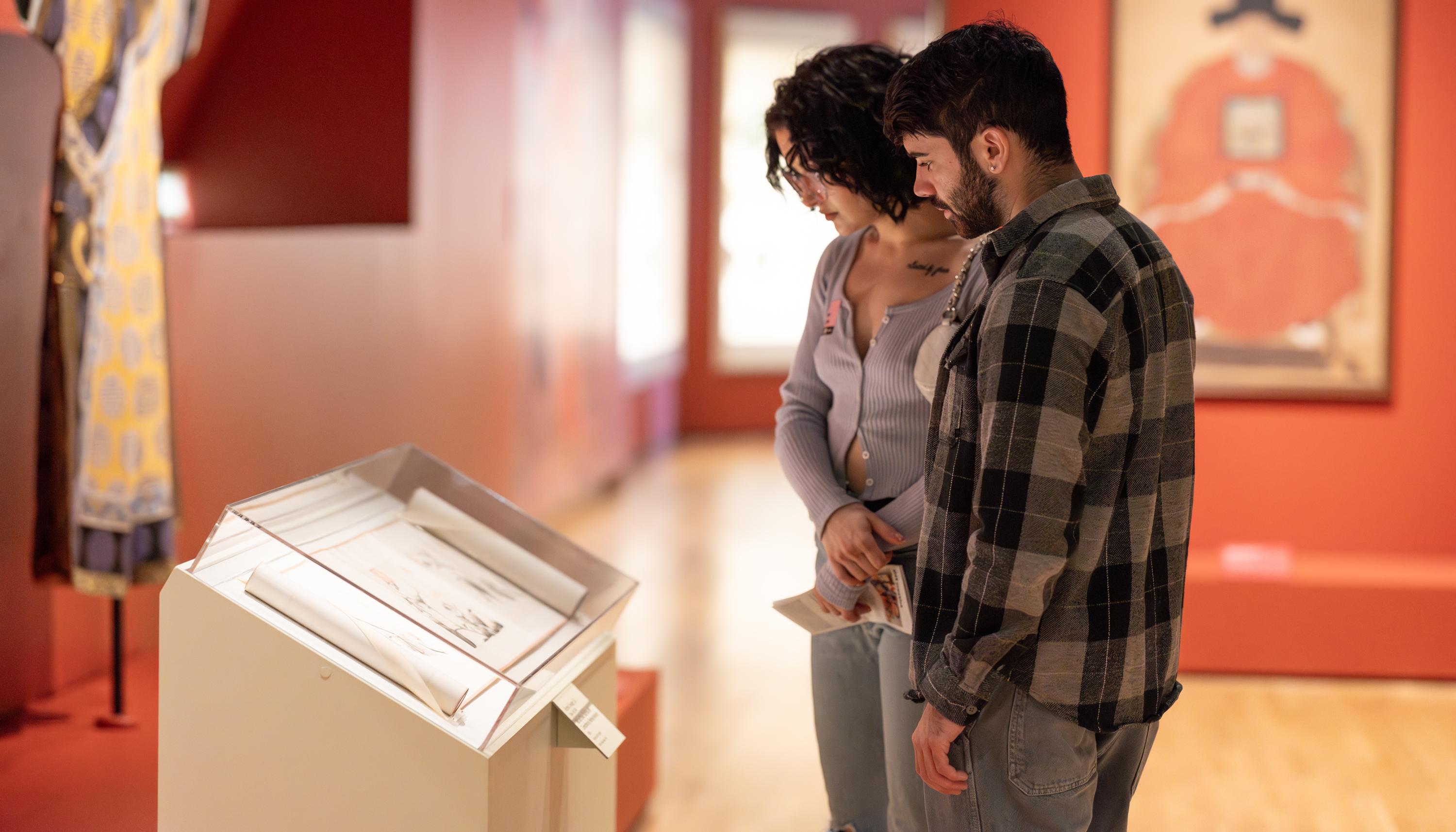 Un hombre y una mujer en las salas