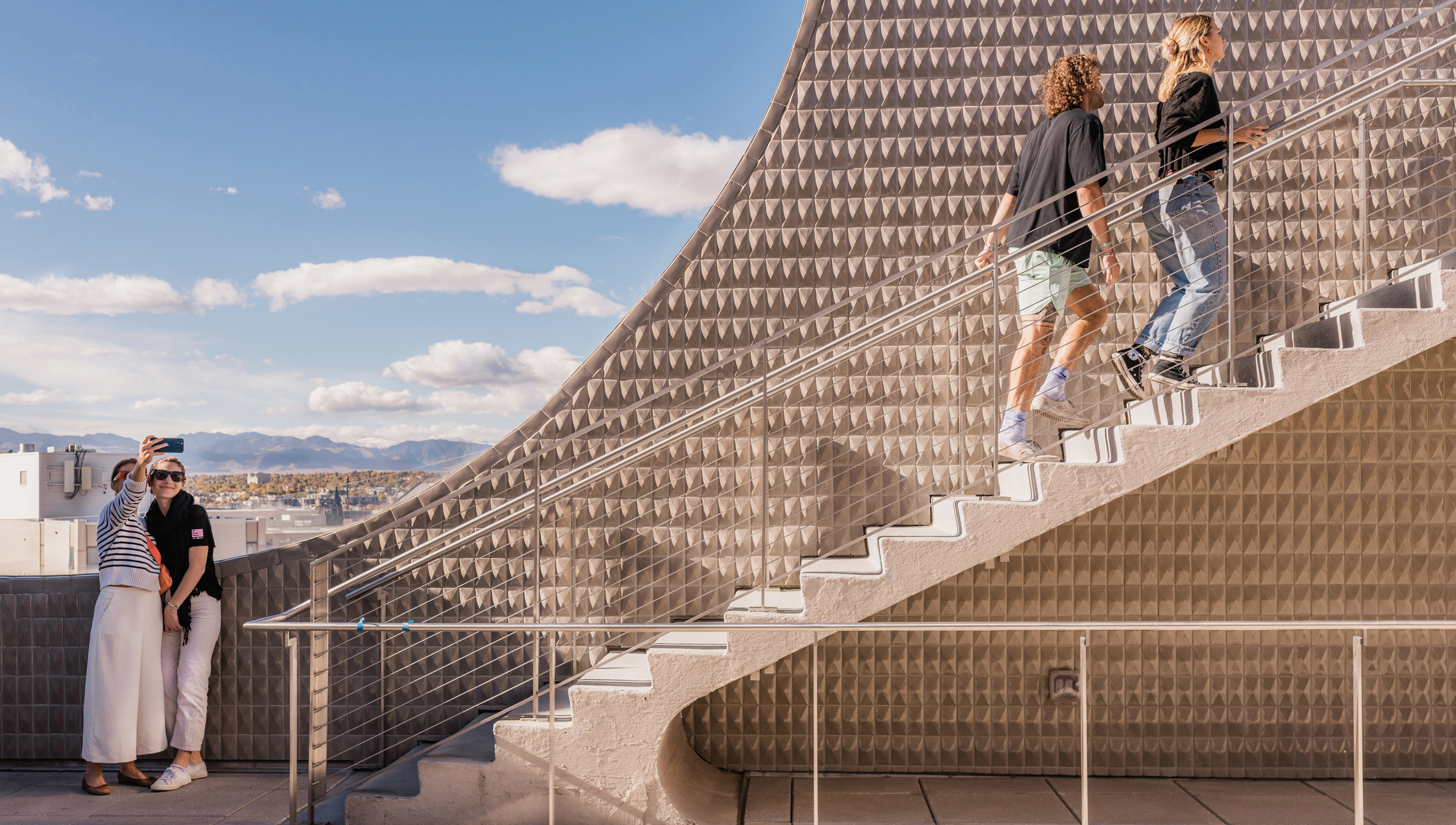 Grupo de visitantes tomando fotos en el techo del museo