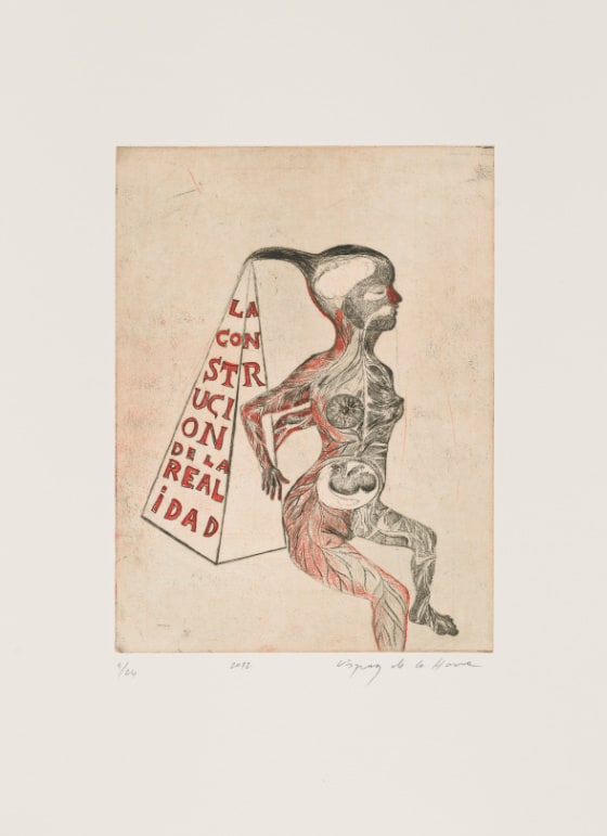 A female figure with a visible fetus squats with her shoulders back and arms bent at the elbow against a square pyramid with the words La construcion de la realidad in an orange red. The figure’s dark hair connects to the tip of the pyramid.