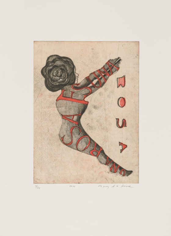 Side profile of a female figure facing right. Her arms and legs are outstretched to form a V-like shape. Her hair is styled to look like a rose. The words “Una rosa es una” run from her feet up her body to her fingers, and the word “rosa” is to her right between her hands and feet.