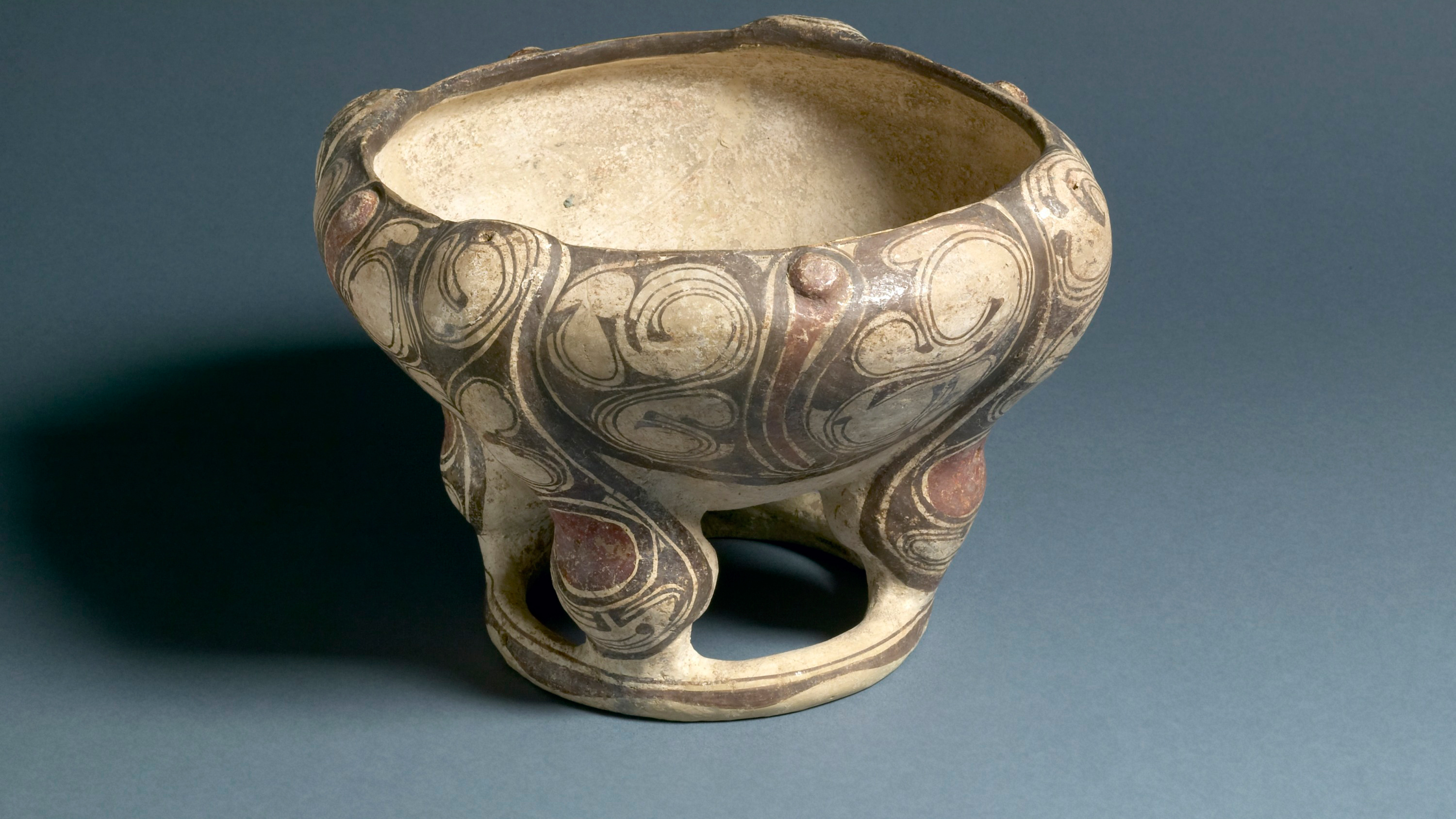 Ceramic bowl-shaped vessel adorned with South American designs