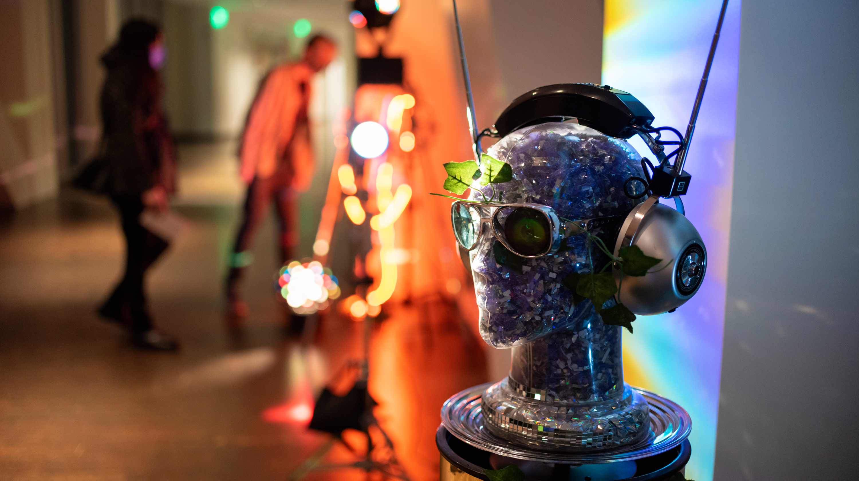 Sculpture of a head figure wearing headphones