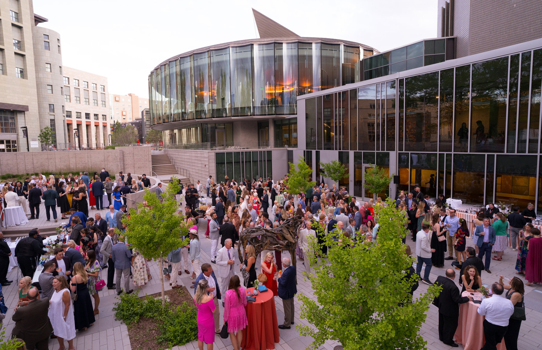 Large crowd gathered in the museum's outdoor Kemper Courtyard