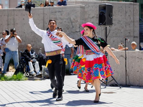 Man and woman performing at Dia del Nino