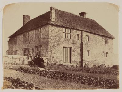 foto antigua de una casa.