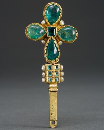 Cross with green emeralds and white pearls