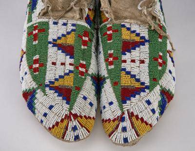 geometric-moccasin-3.jpg Sioux Moccasin with geometric designs
