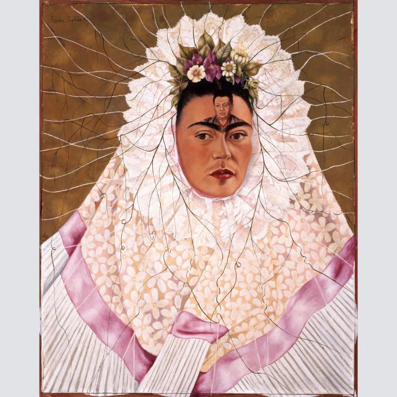 Retrato de Kahlo lleva puesto un tocado de color claro que le rodea la cara. Por sobre sus cejas hay un pequeño retrato de Rivera y flores en la línea de comienza su cabello.
