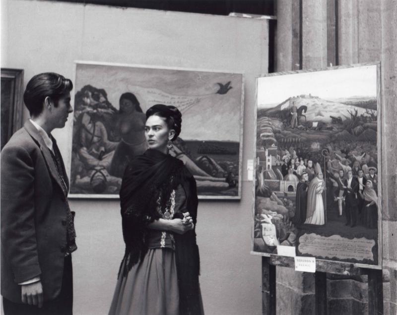 Arturo Estrada and Frida Kahlo at an art exhibition