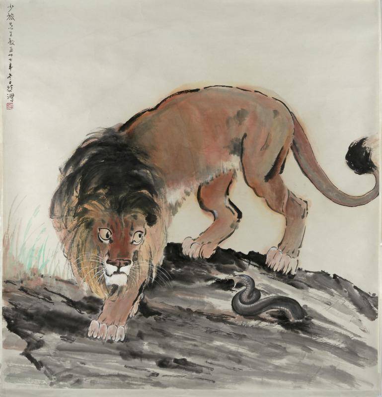 Dibujo en tinta y color de un león cazando una serpiente.