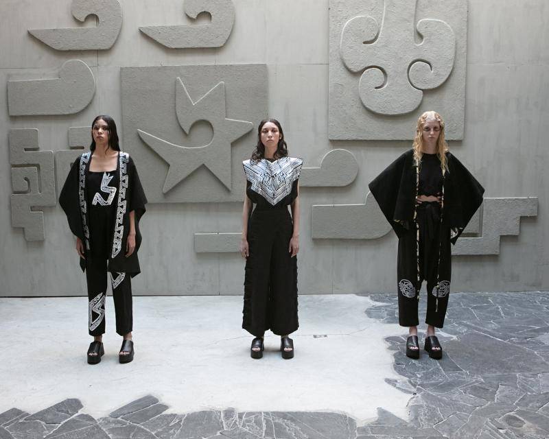 Tres modelos posando con conjuntos creados por Carla Fernández