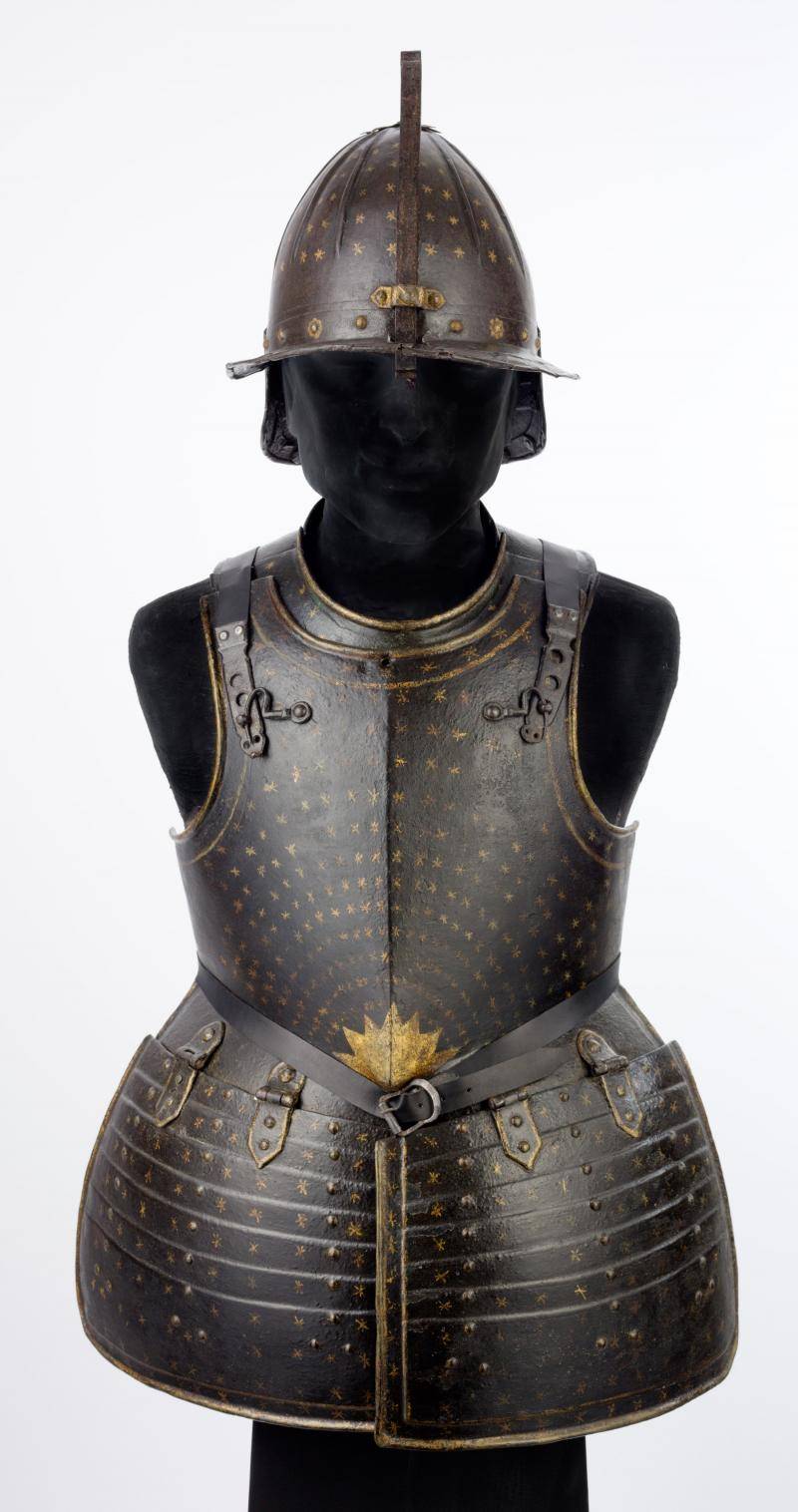 Exhibición de armadura de acero y hierro con yelmo en maniquí
