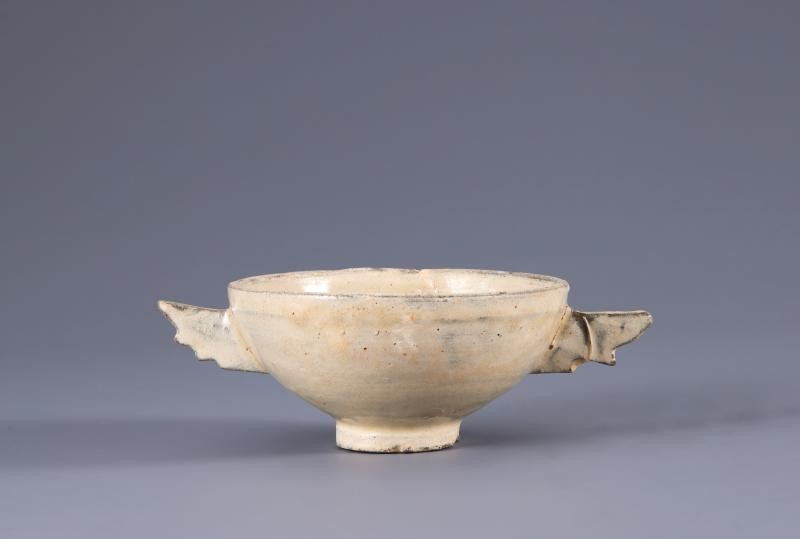 White buncheong cup with two handles at opposite ends